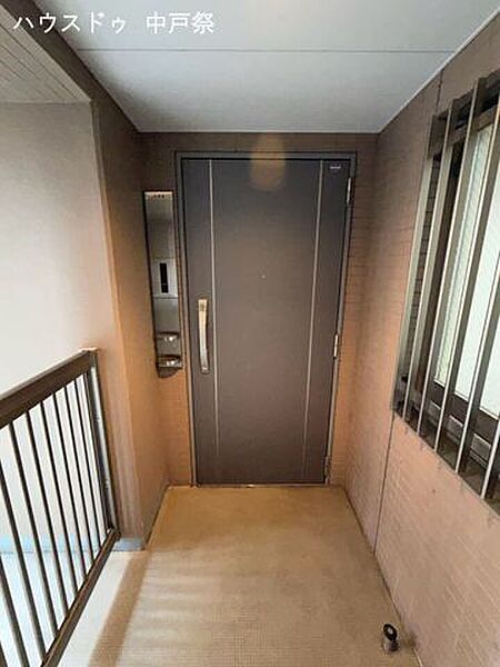 玄関の外観です。シックな造りです。