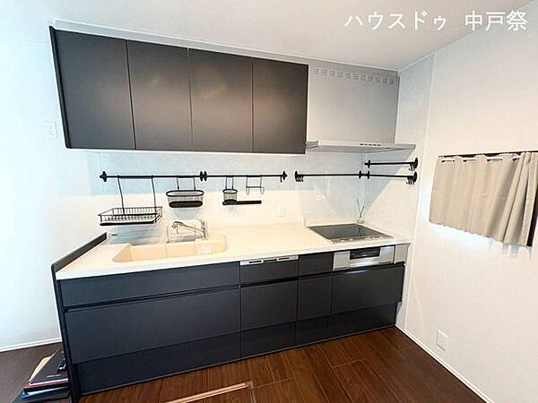 収納豊富で使いやすいキッチンは、毎日の家事が快適になる設計。落ち着いた色合いが空間を引き締め、家族の暮らしを支える設備です。