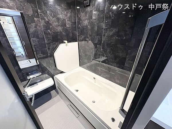 高級感あるダーク調の浴室。築浅ならではの清潔感と使いやすい設備が魅力です。