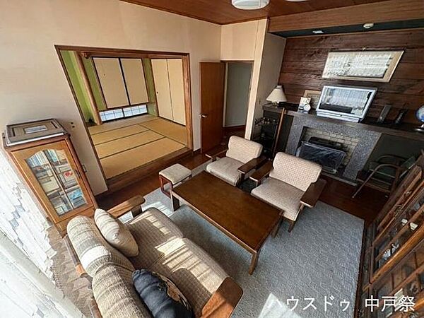 家族の憩いの場のリビング。大きな窓からは光が差し込んできます♪