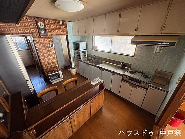 明るく広々なキッチン♪上部と下部に収納スペースあり！奥にある右の通路は勝手口につながっています。左の通路から脱衣洗面所、お風呂に行けます。