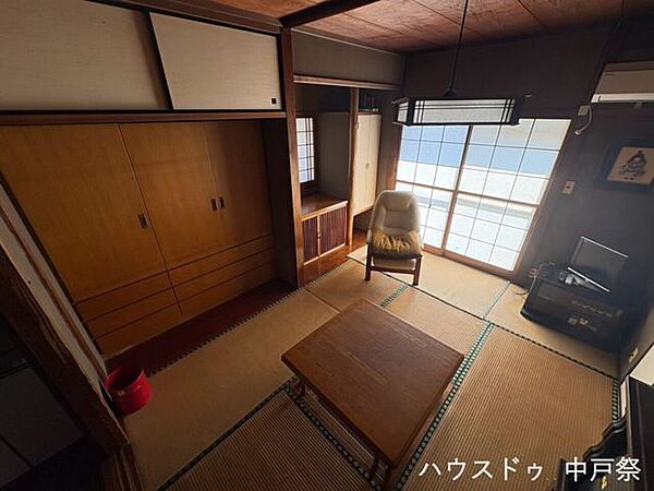 掘りごたつのある茶の間。窓を開けるとぬれ縁があるので、天気のいい日は庭をみながらほっこりお茶ができます♪