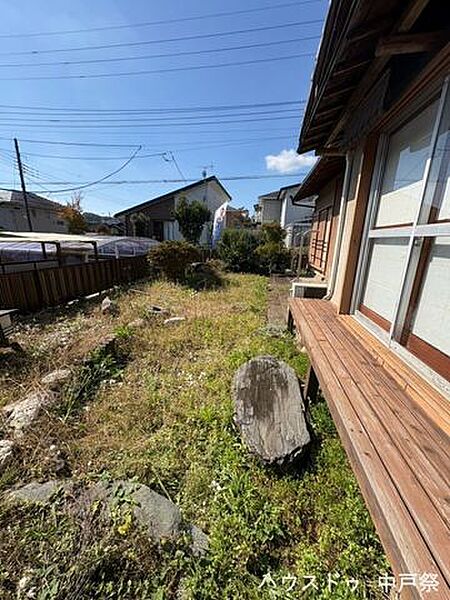 天気のいい日は、ぬれ縁でほっと一息♪季節のお花を植えてみても。