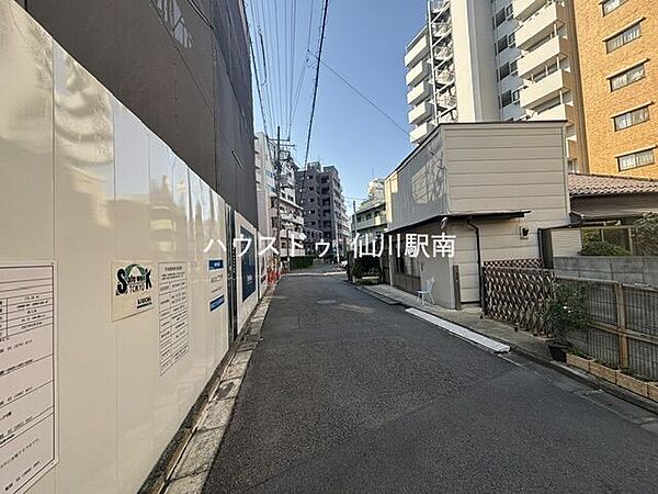 近隣でマンション建築中ながら本物件の採光と反対側の為、採光や眺望には影響なし
