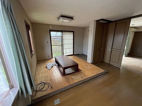 「掘りごたつ」のある板間畳ではなく、あえて「板間」で小上がりにし、中央に掘りごたつを配置しているのが非常にユニークです。冬場は家族で暖まりながら団らんでき、夏場は座卓として一年中多目的に活用できます