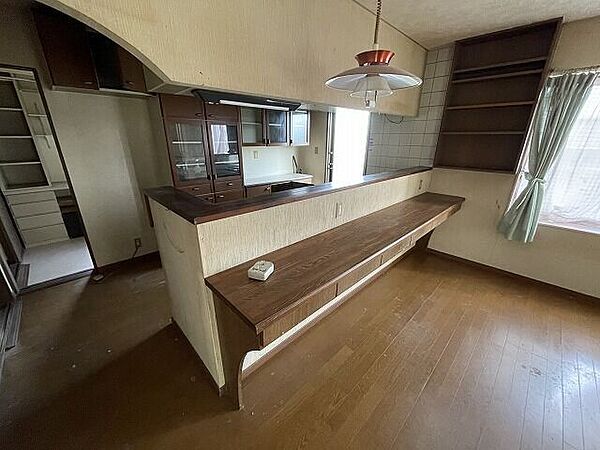 超ワイドな「造り付けカウンター」と一体化したデスクは、「お子様のスタディコーナー」や「夫婦並んでのリモートワーク」に最適！引き出しも付いており、文房具や小物をすっきり収納できる、現代のニーズにも合致