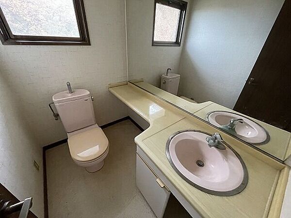 贅沢な「一体型」の広々空間トイレと洗面台が同じ空間にあるアメリカンセパレートのようなスタイルです。空間が広く取られているため、朝の身支度も圧迫感なくゆったりと行えます