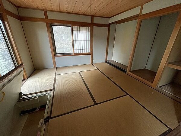 本格的な和のしつらえ右側に「床の間（とこのま）」と「仏間（ぶつま）」、あるいは飾り棚が設けられており、格式高い日本家屋の造りを感じさせます。大切なお客様を迎える「客間」として申し分ない仕様です