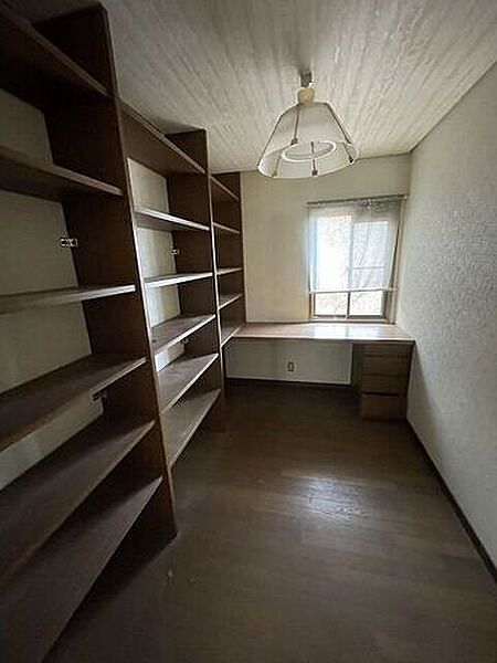 集中を促す適度な「おこもり感」細長い形状の部屋は、視界に入る情報が制限されるため、勉強や仕事に集中しやすいという心理的メリットがあります。「自分だけの隠れ家」のようなワクワク感がある空間です