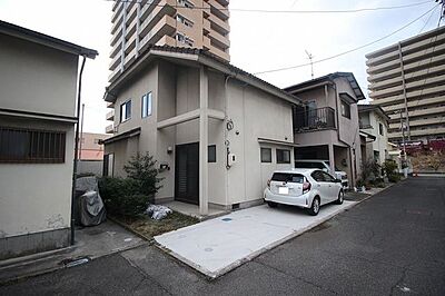 外観:東尾道駅徒歩3分!駐車場も2台完備!分譲マンションと変わらない立地!- 駐車スペースが使いやすそう車の出し入れがしやすい配置で日常のストレスが少ないつくり、前面道路との距離感もちょうど良いです 外観:東尾道駅徒歩3分!駐車場も2台完備!分譲マンションと変わらない立地!- 駐車スペースが使いやすそう車の出し入れがしやすい配置で日常のストレスが少ないつくり、前面道路との距離感もちょうど良いです