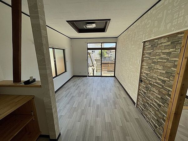 - 自然光がしっかり入る明るいLDK大きな掃き出し窓とキッチンの窓から光が入り、昼間は照明いらずの明るさ。開放感が心地よい空間です。