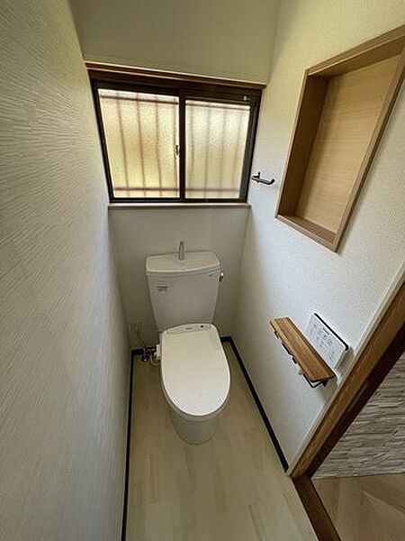 - 木のアクセントがあたたかい窓枠や小さな棚の木目が、シンプルな空間に優しさをプラスしています。白×木の組み合わせはやっぱり強い