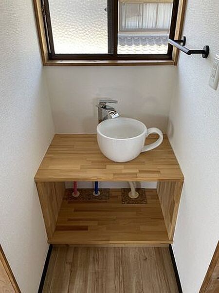 - カップ型のボウルが圧倒的な存在感かわいらしさとユーモアがあり、毎日の手洗いがちょっと楽しくなるようなデザインです。ゲストにも必ず話題になりそう
