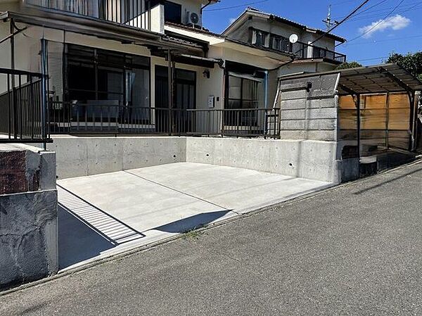 無駄のないフラットな土間が、駐車スペースとしてもアプローチとしても使いやすい印象です。