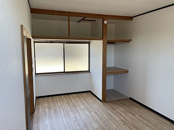 - 造作棚が実用的でおしゃれ既製品では出せない“家に馴染む感じ”があって、本や小物を置くだけで雰囲気が出ます