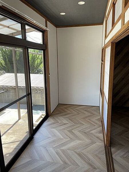 - 天井のダークカラーが空間を引き締める落ち着いた雰囲気をつくりつつ、照明の光がより柔らかく感じられるバランス