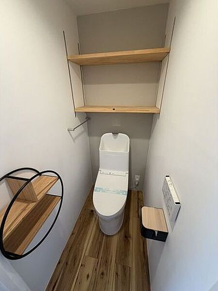 温かみのある木目調の空間に、お洒落な手洗いカウンターと丸型ミラーを完備。ゲストにも気持ちよく使ってもらえる、デザイン性と実用性を兼ね備えたスタイリッシュなトイレです。