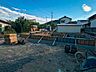 外観：建設が進む現地の様子。閑静な住宅街に位置しており、落ち着いた住環境が広がっています。