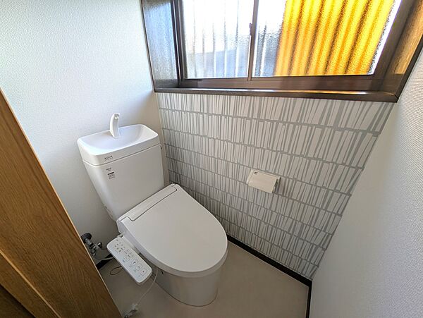 ウォシュレット付きのトイレです。窓があるので換気も楽ちんです。(2026年1月撮影)※リフォーム後写真