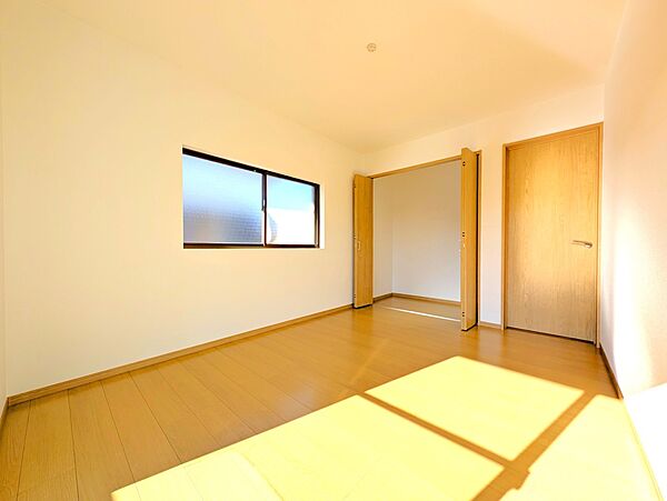 2階西側洋室　全居室6帖以上で収納が付いた嬉しい間取りです。(2026年1月撮影)※リフォーム後写真