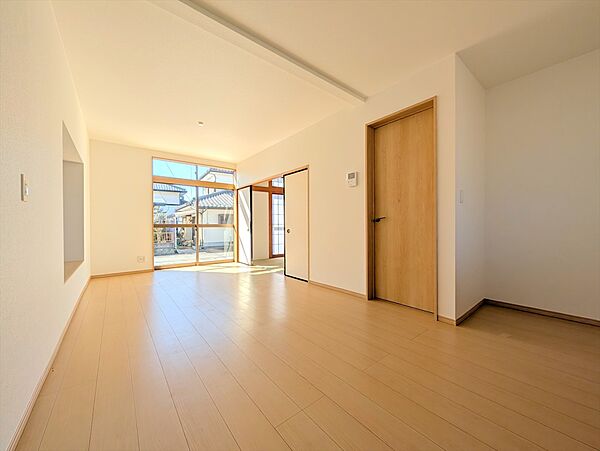 家具の配置がしやすい縦型リビングです！南向きで陽当たりが良くお部屋の隅まで陽の光が差し込みます！(2026年3月撮影)※リフォーム後写真