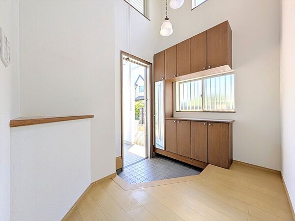 南東向きの明るい玄関です！玄関上部が吹き抜けになっているので、より明るく開放感のある印象にしてくれます！(2026年6月撮影)※リフォーム後写真