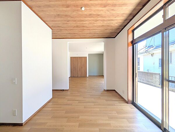 ダイニングの天井は木目調になっているのでお部屋をよりおしゃれにしてくれます！(2026年6月撮影)※リフォーム後写真