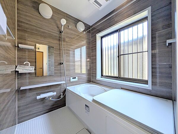 窓がついた開放感のある浴室です！オートバスなのでキッチンからもお湯を溜めることができます！(2026年6月撮影)※リフォーム後写真