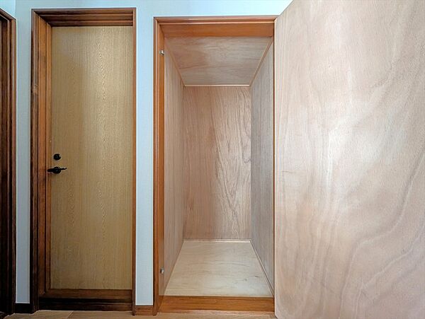 1階廊下には2か所の収納スペースがございます！掃除用具や日用品のストックなどもしまえます！(2026年6月撮影)※リフォーム後写真