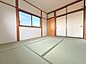 室内：■2階西側和室■南向きの陽当たり良好な和室です！2か所に収納があるので、お布団や季節の家電もしまえます！(2026年6月撮影)※リフォーム後写真