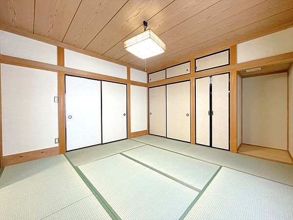 2か所に収納があるので、お布団などの大きな物や季節の家電などもすっきりとしまえます！(2026年5月撮影)※リフォーム後写真