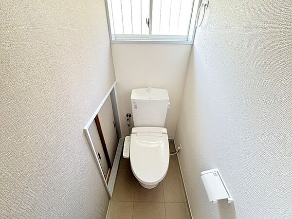 ■1階トイレ■収納付きのトイレなので、トイレットペーパーなどをしまって置けて便利です♪(2026年7月撮影)※リフォーム後写真