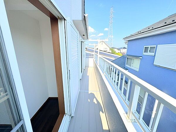 二部屋から出入りできるバルコニーなので、お布団を干す際も楽ちんです。(2026年7月撮影)※リフォーム後写真