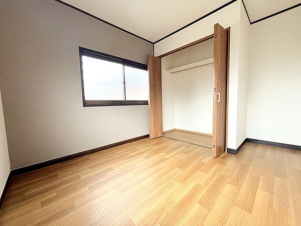 ■2階西側洋室■南西向きの陽当たり良好な洋室で、暗くなりがちな夕方も明るい印象にしてくれます！(2026年9撮影)※リフォーム後写真