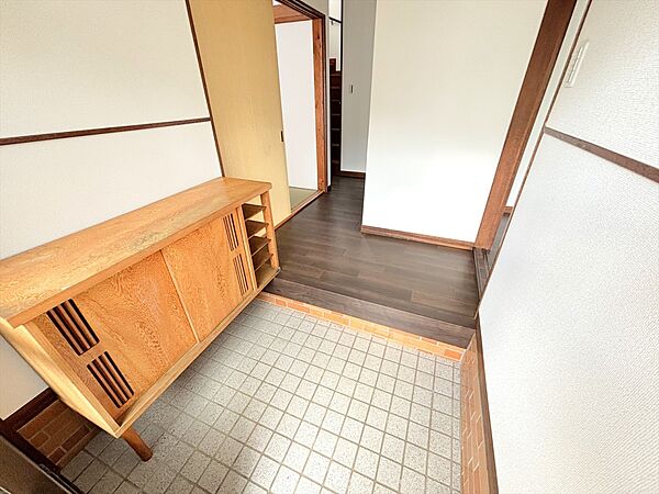 大人が二人並んで座ってもゆとりある広さの玄関です！南西向きの玄関なので1日中陽当たり良好です！(2026年8月撮影)※リフォーム後写真