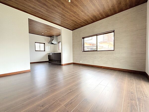 南西向きの陽当たり良好なリビングです！二方向に窓があるのでお部屋の隅まで光が差し込みます！(2026年8月撮影)※リフォーム後写真