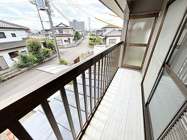 南西向きで1日中陽当たり良好！二部屋から出入りできるのでお布団を干す際も楽ちんです！(2026年8月撮影)※リフォーム後写真