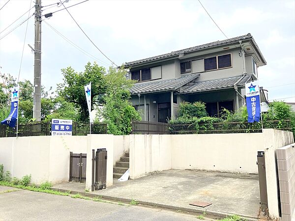 車通りの少ない6ｍの広々とした前面道路なので、駐車が苦手な方でも焦らずに駐車できます！(2026年8月撮影)※リフォーム後写真