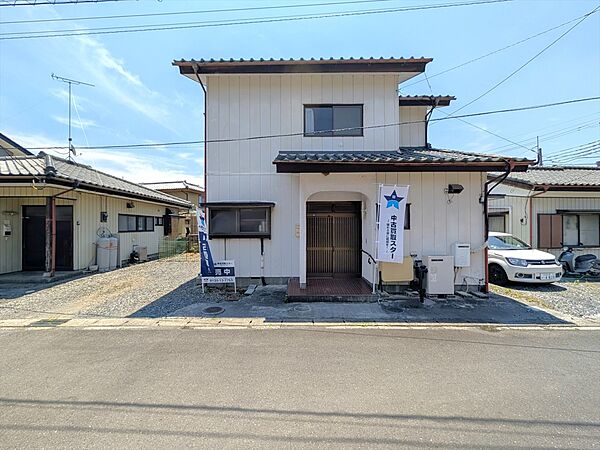 通り抜けのできない前面道路なので、知らない車が入ってきにくく安心です！車の駐車も焦らずできますね！(2026年6月撮影)※リフォーム前写真