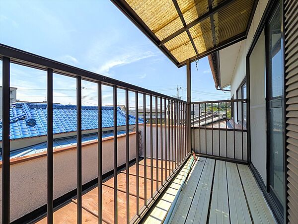南向きの陽当たり良好なバルコニーです！お洗濯物やお布団も干すことができます！(2026年6月撮影)※リフォーム前写真