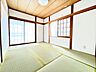 室内：■1階和室■押入付きの陽当たり良好な和室です！玄関から直接お部屋に行けるので自室や客間にも便利です！(2026年7月撮影)※リフォーム後写真