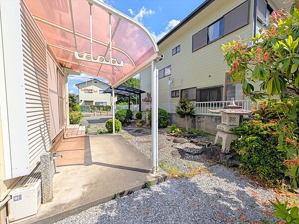 和室前にはテラス屋根があるので強い日差しを遮ったり、雨の日でも濡れにくくしてくれます！(2026年5月撮影)※リフォーム前写真