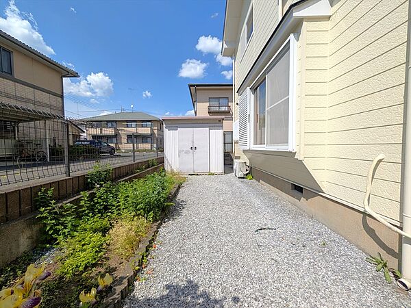 建物北西側には物置もございます！ガーデニング用品やカー用品などもすっきりしまえます！(2026年5月撮影)※リフォーム前写真