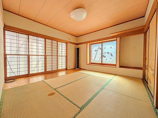 ■1階洋室■押入付きの6帖の和室です！玄関入ってすぐの和室なので客間としてもおすすめです！(2026年5月撮影)※リフォーム前写真
