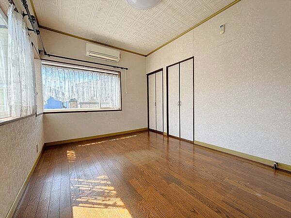 ■2階南西側洋室■L字の出窓がおしゃれな洋室です♪窓辺に小物などを飾って見せる収納としても活用できます！(2026年5月撮影)※リフォーム前写真