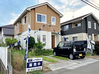 外観:並列駐車3台可能です!東道路なので朝日もたっぷりと差し込みます!(2027年7月撮影) 外観:並列駐車3台可能です!東道路なので朝日もたっぷりと差し込みます!(2027年7月撮影)