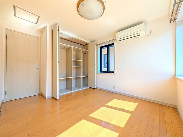 ■2階東側洋室■朝日もたっぷりと差し込む洋室です！お部屋の隅まで光が差し込み温かみある空間にしてくれます！(2026年3月撮影)※リフォーム前写真