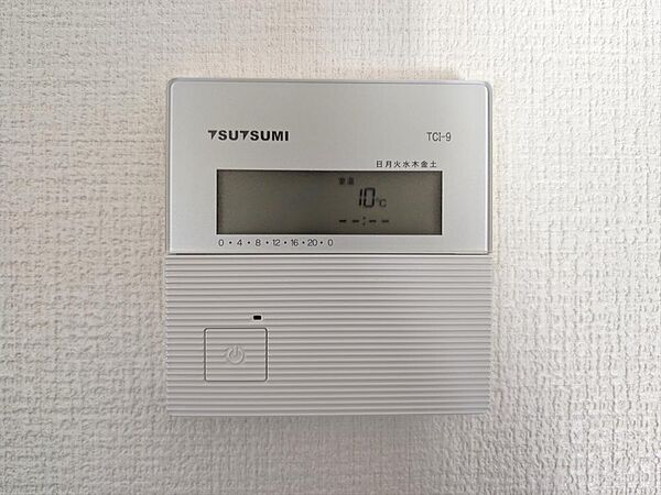 足元を均一に温めてくれる電気式の床暖房つきです（2025年2月撮影）
