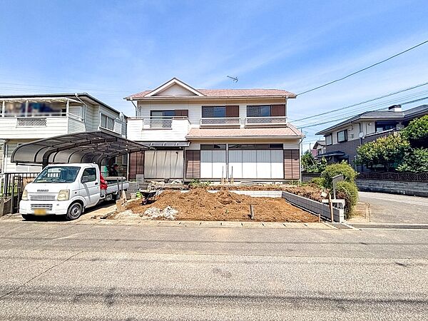 【外観】前面道路6ｍ※リフォーム中写真（2026年6月撮影）