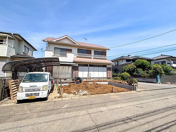 【外観】閑静な住宅街の角地です※リフォーム中写真（2026年6月撮影）